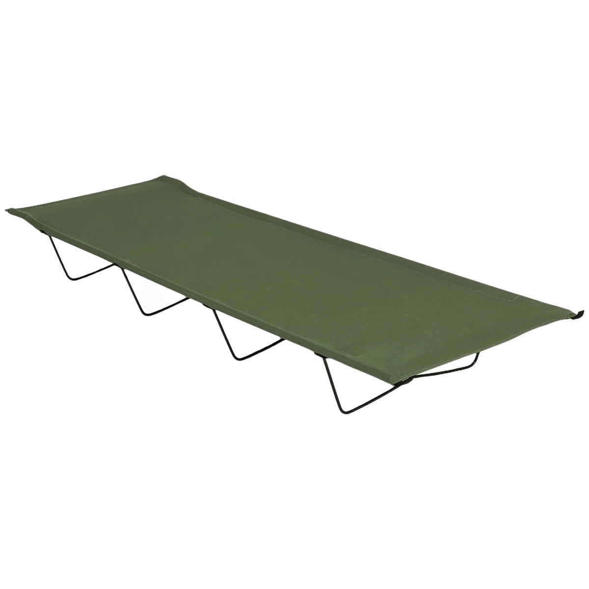 Das HIGHLANDER FORCES Highlander Camp Bed ist ein grünes, leichtes Stahl-Campingbett mit stabilen schwarzen Metallbeinen und einer faltbaren Stoffoberfläche, die schräg vor einem weißen Hintergrund aufgestellt ist.