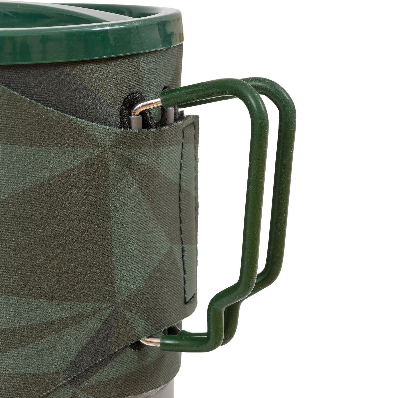 Nahaufnahme eines grünen Camouflage-Campingbechers mit Doppelgriff und Isoliermanschette, abgebildet neben dem HIGHLANDER FORCES Highlander Camping Gaskocher Blade Fast Boil 3 vor weißem Hintergrund.