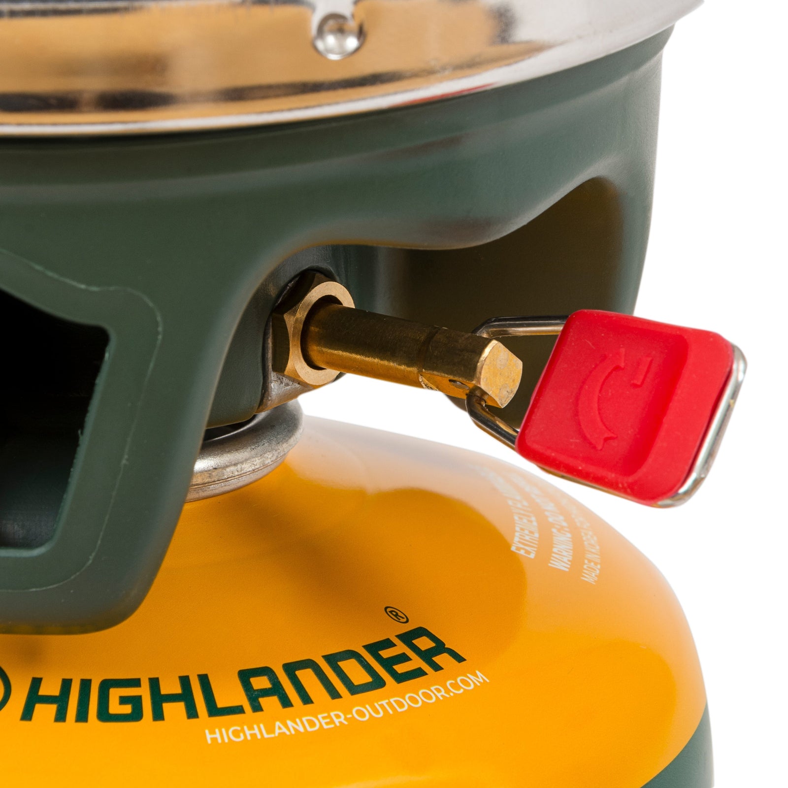 Nahaufnahme des Gasreglers mit rotem Griff des HIGHLANDER FORCES Camping Gaskocher Blade Fast Boil 3, der an eine gelbe Highlander-Kartusche angeschlossen ist, wobei das Ventil und ein Teil des Kochergehäuses zu sehen sind.