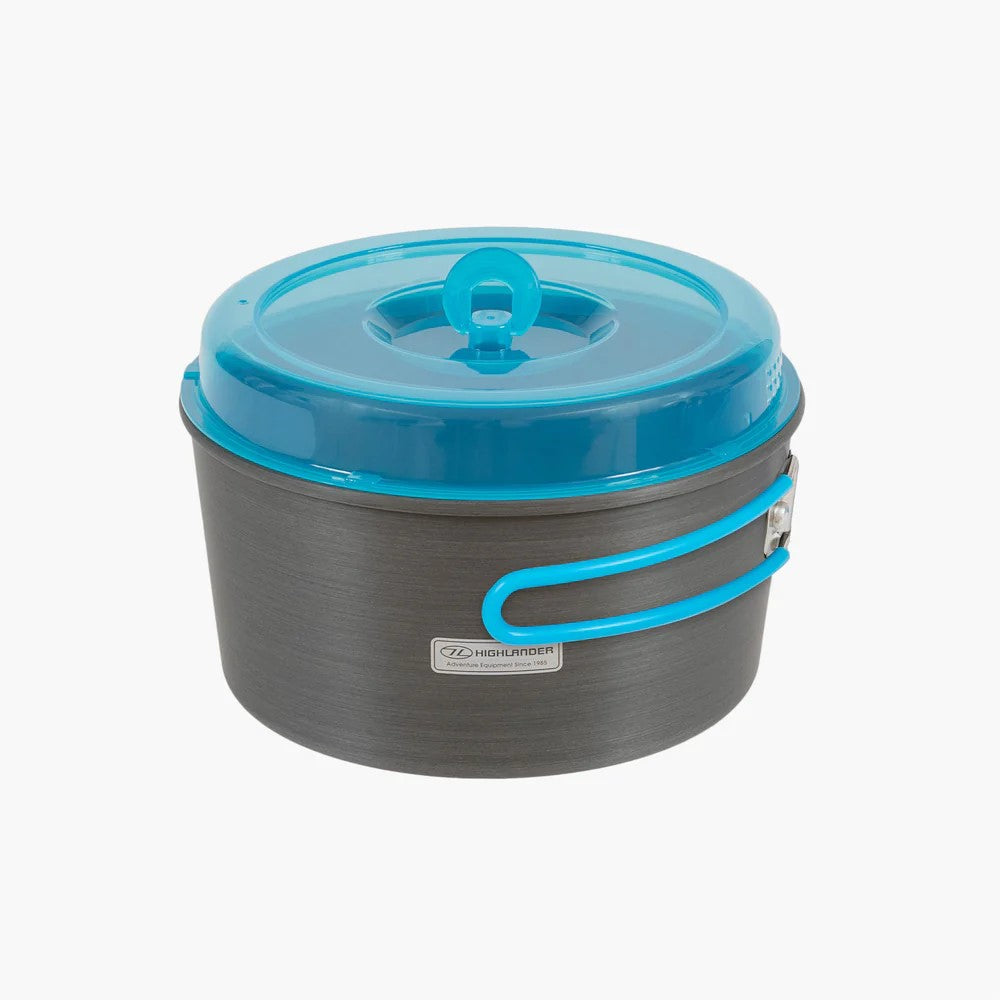 Der Highlander Camping Kochtopf von HIGHLANDER OUTDOOR aus harteloxiertem Aluminium kommt in Dunkelgrau mit klappbarem, blauem Griff und passendem blauen Deckel - leicht, ideal für unterwegs. Logo an der Seite. Vor weißem Hintergrund abgebildet.