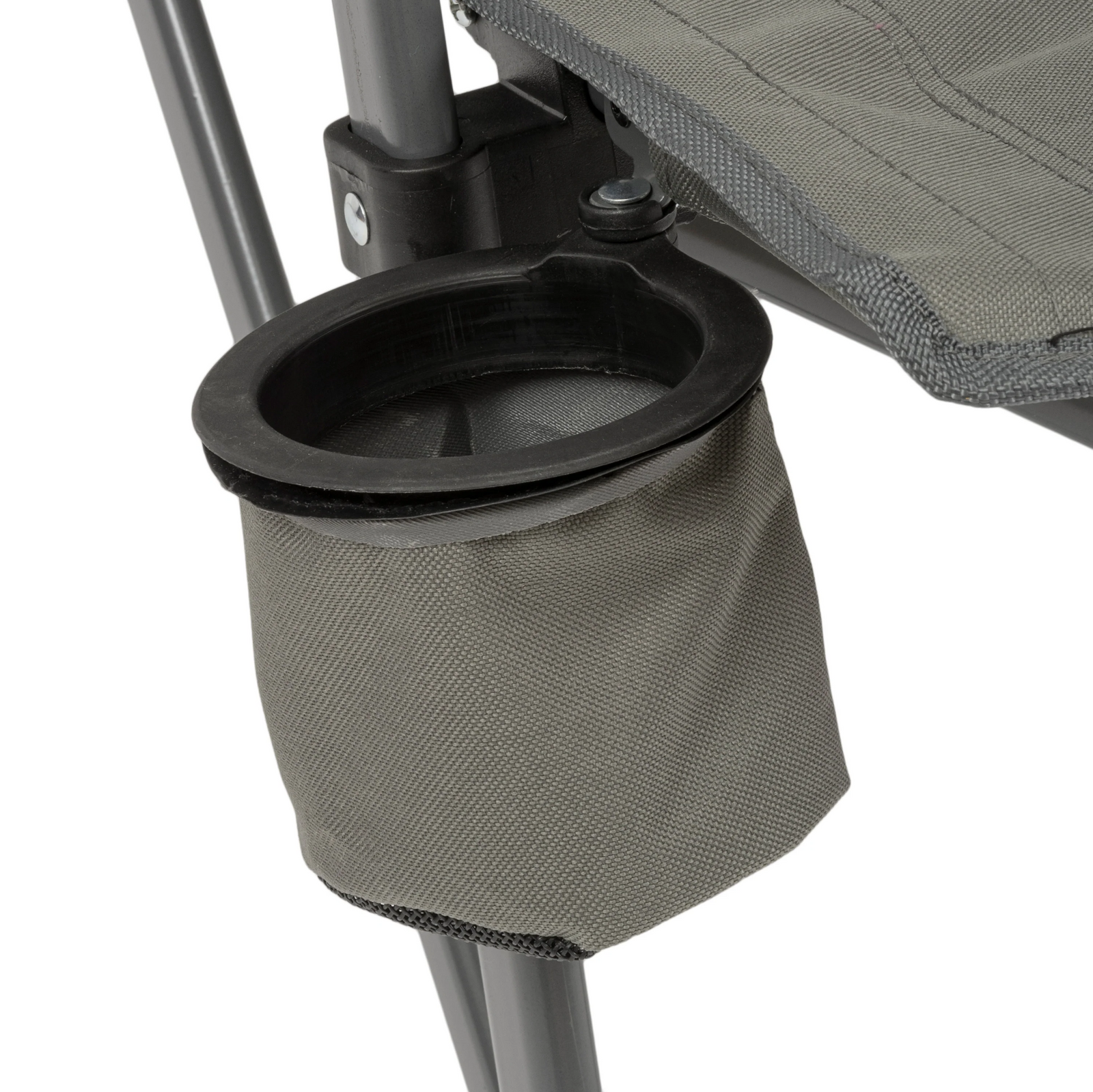 Nahaufnahme eines faltbaren Getränkehalters aus Stoff, der an der Armlehne des grauen Highlander Campingstuhls Balvenie von HIGHLANDER OUTDOOR befestigt ist und von stabilen Metallstangen getragen wird.