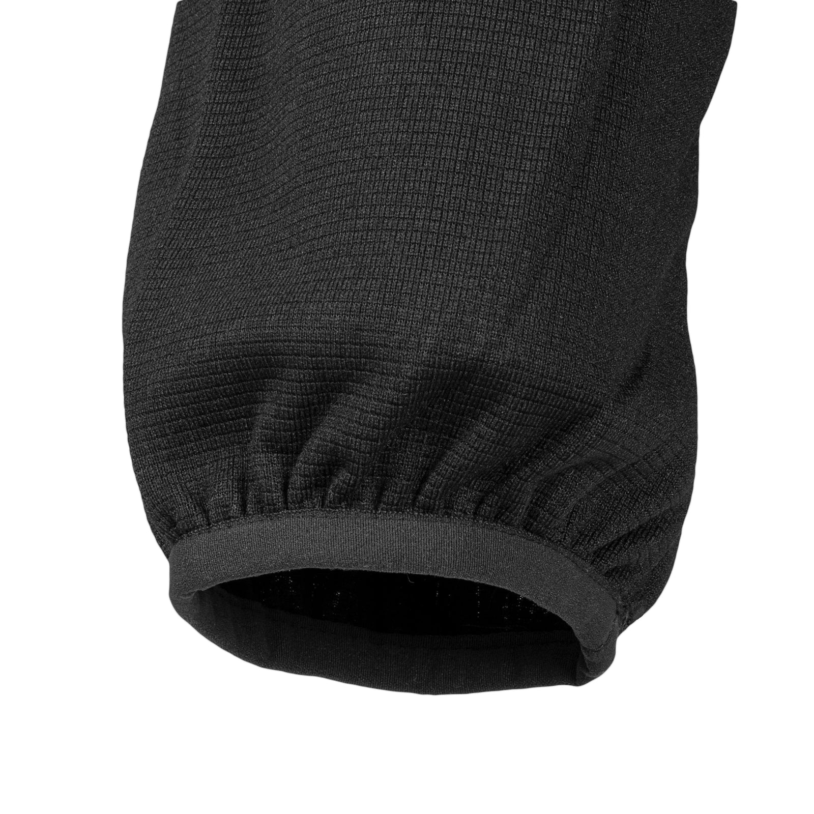 Eine Nahaufnahme des Bündchens des HIGHLANDER FORCES Tactical Hirta Fleece - Black zeigt das strukturierte Gitterfleece-Gewebe und die elastischen Bündchen, die für eine gute Passform sorgen und die für das Fleece charakteristische Liebe zum Detail hervorheben.