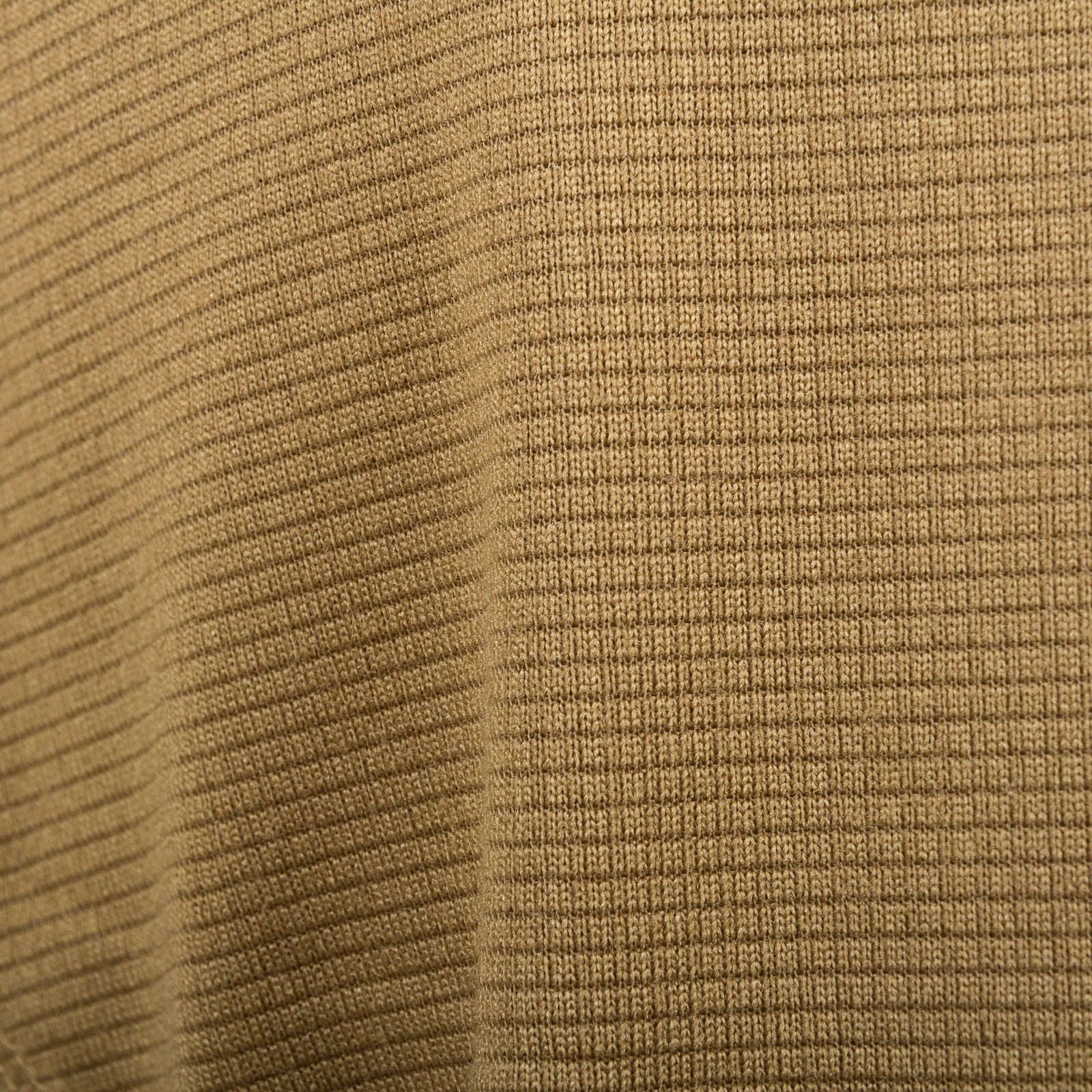 Nahaufnahme des HIGHLANDER FORCES Tactical Hirta Fleece in Coyote Tan. Hervorzuheben ist das hellbraune, gerippte Gewebe mit einer subtilen Gitterstruktur und feinen Webdetails, die für dieses Produkt charakteristisch sind.