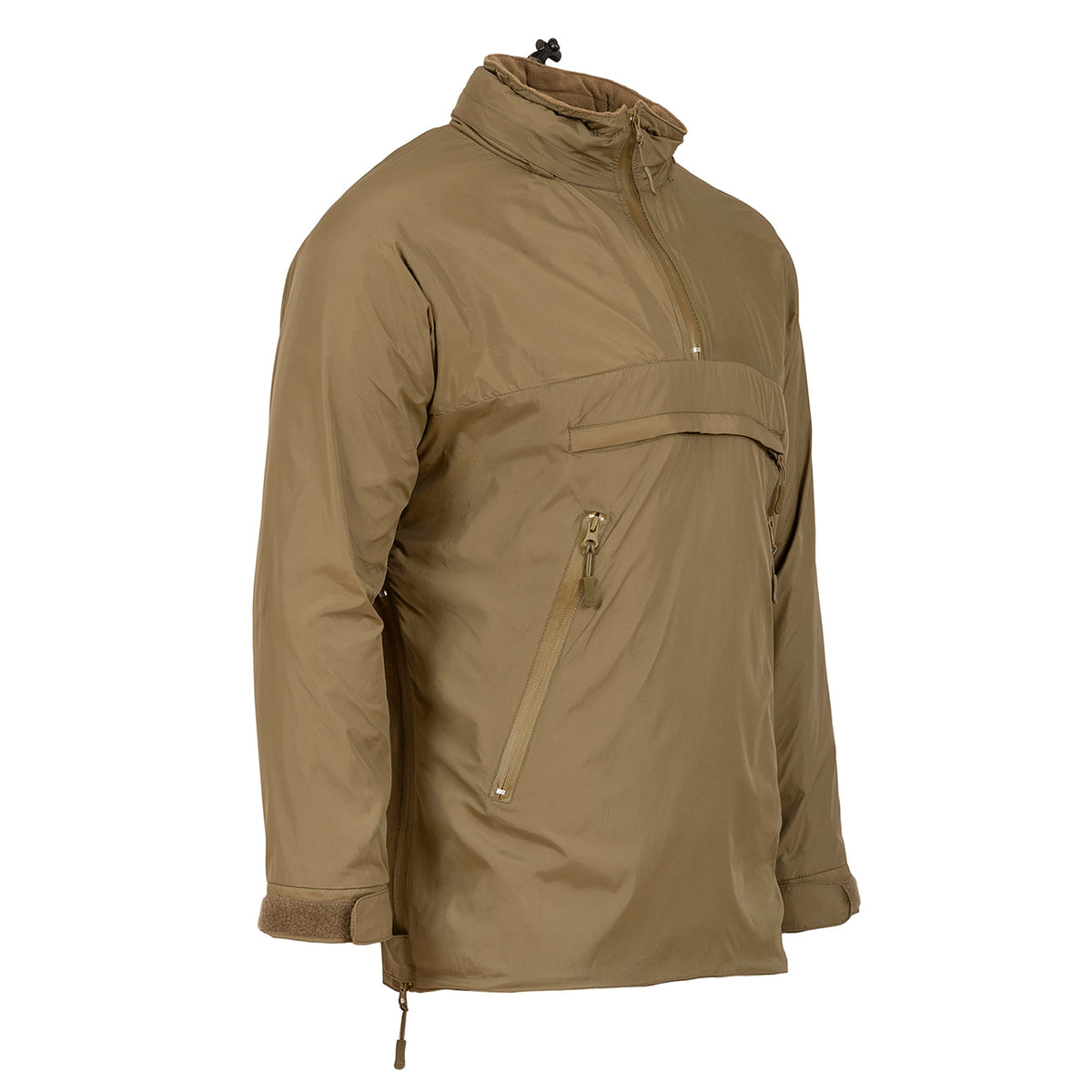 Der HIGHLANDER FORCES Highlander Halo Tactical Smock in Olivgrün hat lange Ärmel, einen hohen Kragen, eine Fronttasche mit Reißverschluss, eine Seitentasche mit Reißverschluss und verstellbare Manschetten. Schlank und vielseitig - eine minimalistische taktische Jacke.