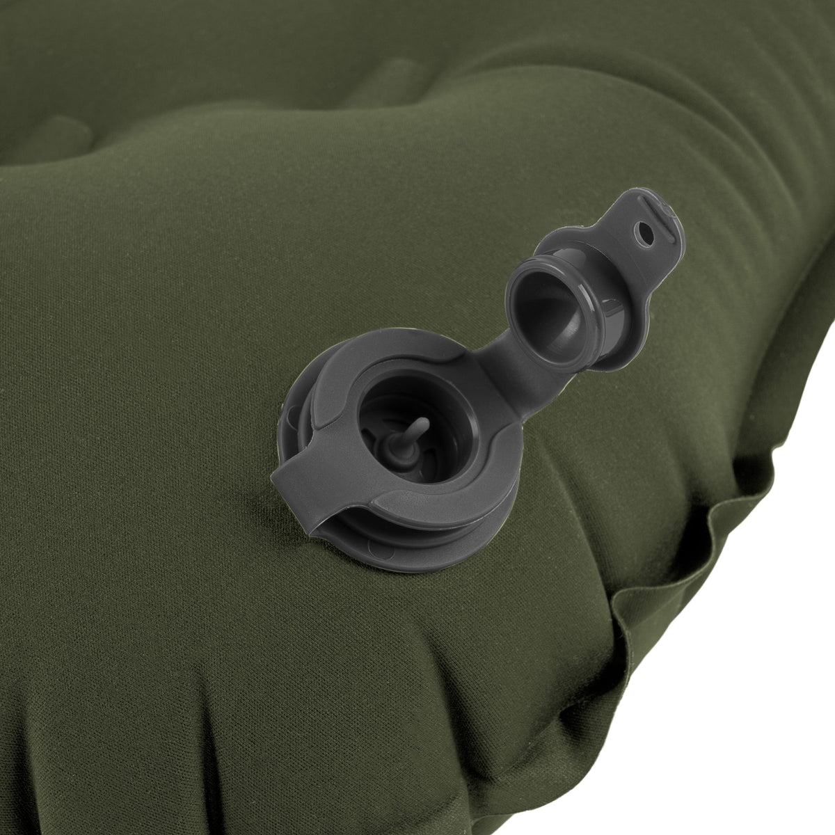 Nahaufnahme des grünen Highlander Luftkissen NAP-PAK Camping Air Pillow von HIGHLANDER FORCES, die das geöffnete schwarze Luftventil mit sichtbarer Kappe und Innenteilen zeigt. Die strukturierte, eingekerbte Oberfläche des Kissens sorgt für zusätzlichen Komfort beim Campingeinsatz.