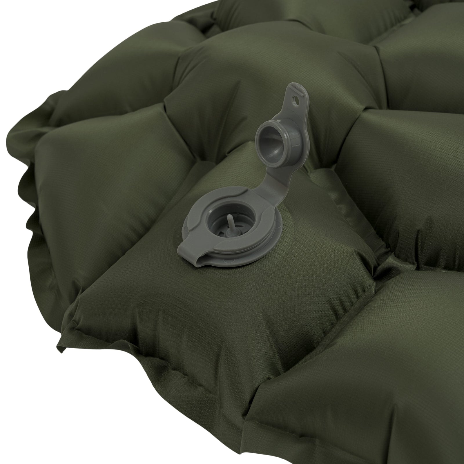 Nahaufnahme der aufblasbaren HIGHLANDER FORCES Highlander NAP-PAK-Schlafmatte aus olivgrünem Ripstop-Nylon mit gesteppter Oberfläche und zwei grauen Kunststoff-Luftventilen zum einfachen Aufblasen und Entleeren.