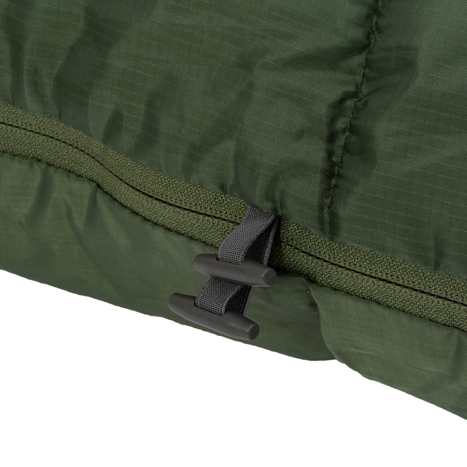 Nahaufnahme eines grünen, gesteppten Stoffes mit dunkelgrünem Reißverschluss und schwarzer Zuglasche, Teil der HIGHLANDER FORCES Highlander Schlafsack Phoenix Spark 150 Outdoor-Ausrüstung.
