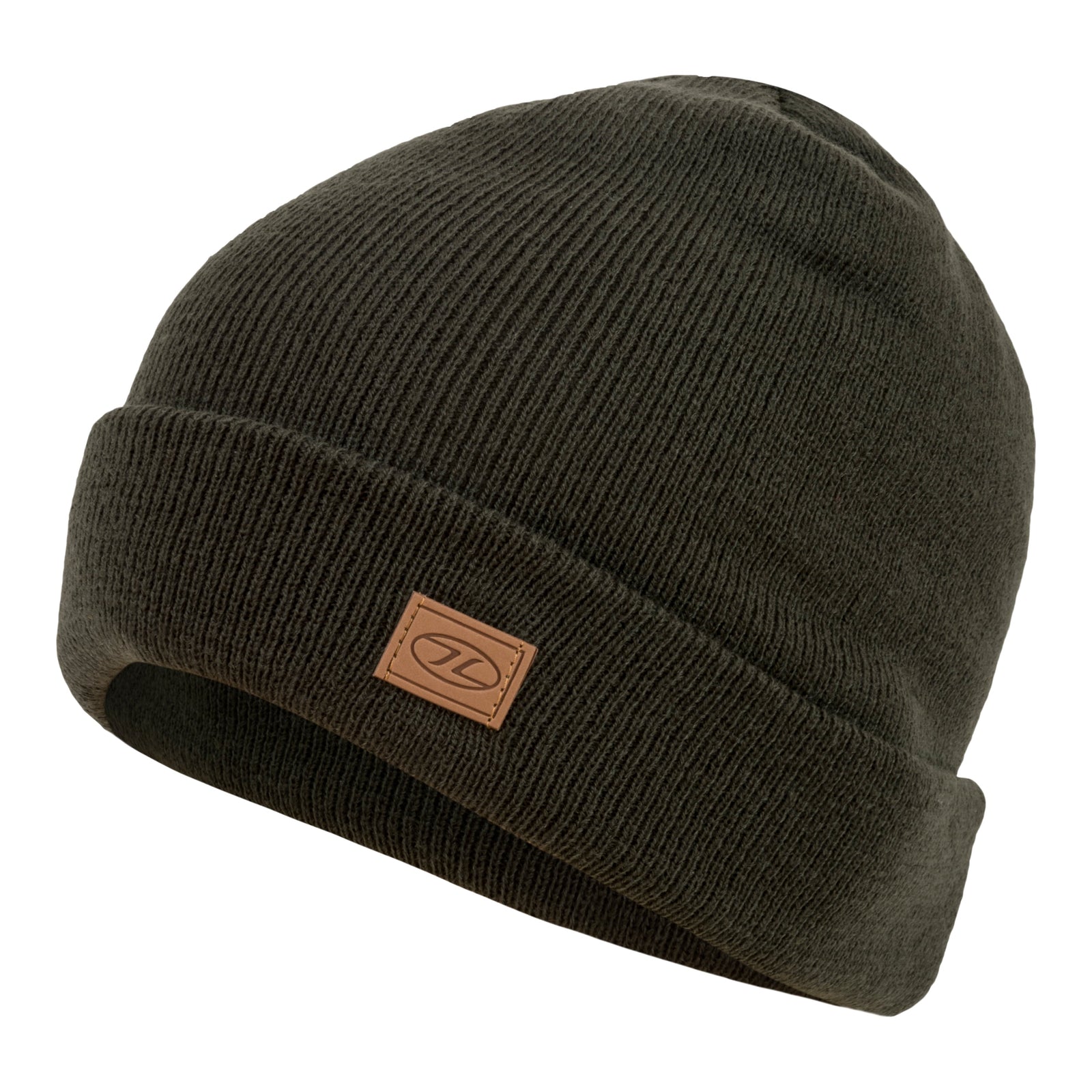 Die Highlander Strickmütze von HIGHLANDER OUTDOOR ist eine olivgrüne Rippstrickmütze mit umgeschlagenem Bündchen und braunem Lederlogopatch, perfekt für kühle Tage. Abgebildet vor einem weißen Hintergrund.
