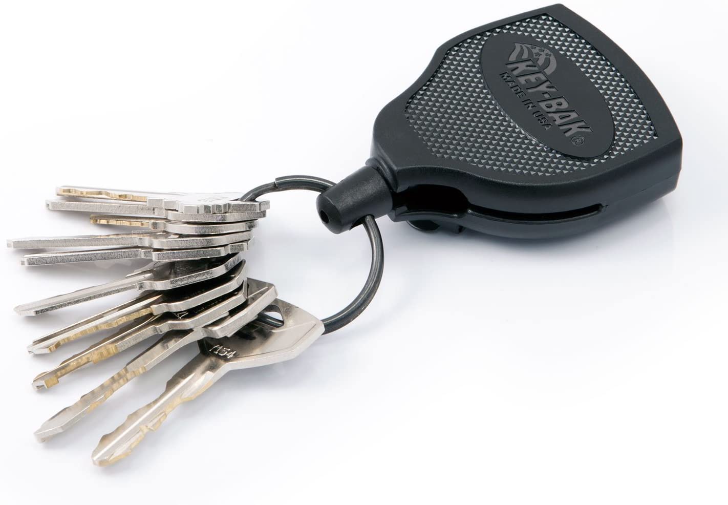 Ein Satz Metallschlüssel an einem runden Schlüsselring ist an einem KEY-BAK Key-Bak Schlüsselhalter befestigt, der mit einem strukturierten Griff, einer Kevlar-Schnur und einem Clip auf der Rückseite zur einfachen Befestigung ausgestattet ist.