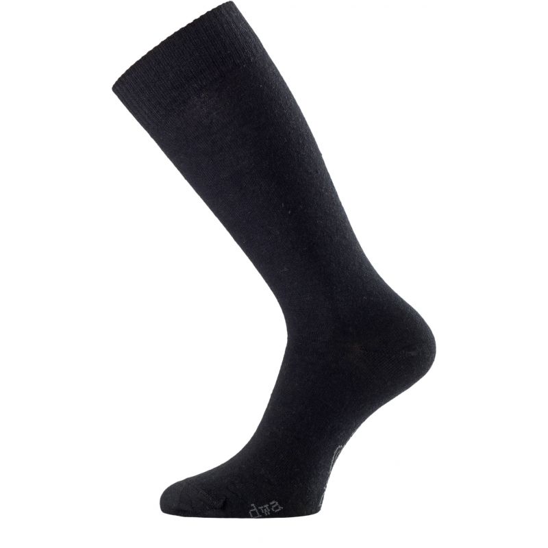 Eine einzelne schwarze dünne Lasting Merino Socke Modell DWA 900 der Marke LASTING, kniehoch auf weißem Hintergrund in Seitenansicht mit sichtbarer Ferse, Spitze und Bündchen. Ideal als antibakterielle Socke für Komfort und Hygiene.