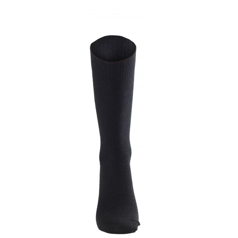 Eine einzelne schwarze, dünne Lasting Merino Socke Modell DWA 900 von LASTING steht aufrecht vor weißem Hintergrund - antibakteriell, komfortabel und stilvoll.