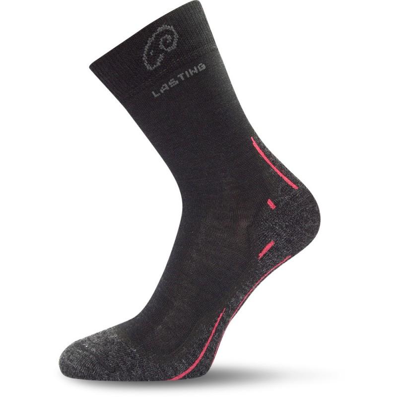 Die LASTING Merino Socke Modell WHI 900 ist eine einfache schwarz-graue Sportsocke mit hellrosa Akzenten und dem Schriftzug LASTING" am oberen Rand. Sie besteht aus antibakterieller Merinowolle und ist hochkant auf weißem Grund angebracht.