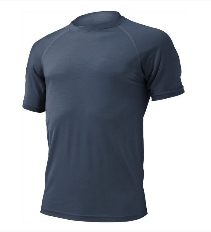 Das LASTING Merino T-Shirt Herren Modell Quido in Navy zeigt sich auf weißem Grund in einem schlichten, taillierten Design ohne sichtbare Logos oder Muster.