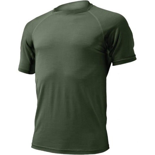 Das LASTING Lasting Merino T-Shirt Herren Modell Quido in oliv ist ein schlichtes, kurzärmeliges Herrenshirt mit Rundhalsausschnitt aus weicher Merinowolle auf weißem Grund.