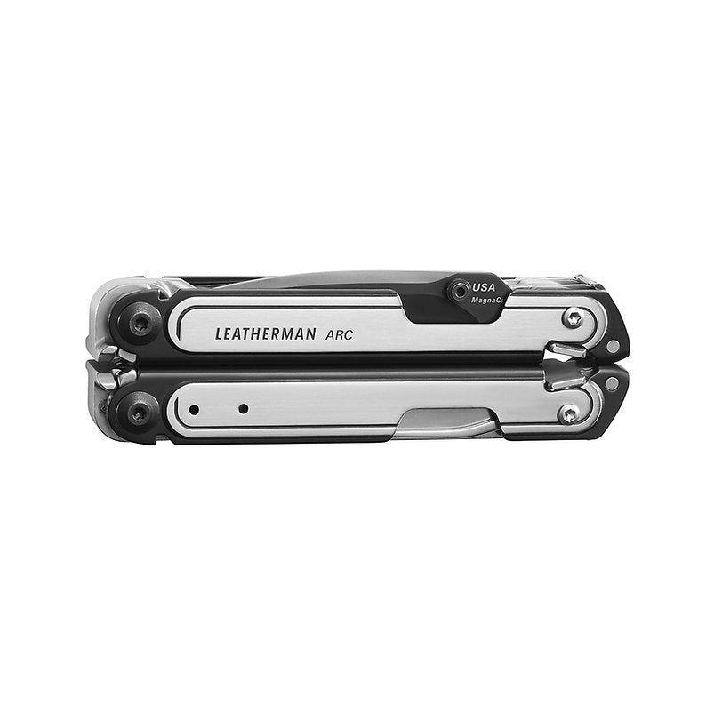 Ein geschlossenes Leatherman ARC Multi-Tool von LEATHERMAN, gefertigt aus robustem MagnaCut-Stahl mit schwarzen Akzenten, zeigt sein kompaktes, gefaltetes Design und das eingravierte LEATHERMAN Branding am Griff.