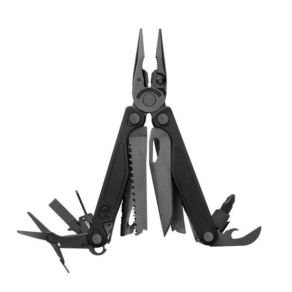 Ein schwarzes LEATHERMAN CHARGE PLUS Multitool mit Zange, Säge, Schere, Messer, Schraubenzieher und einem ausgefahrenen Flaschenöffner ist auf weißem Hintergrund abgebildet.