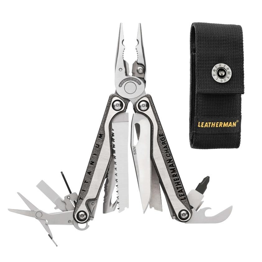 Das LEATHERMAN CHARGE TTI Titanium Multi-Tool, hier in Silber mit Zange, Messer, Schere und Schraubendreher, wird mit einer schwarzen Nylonscheide mit Leatherman-Logo geliefert. Ideal als Survival Werkzeug.