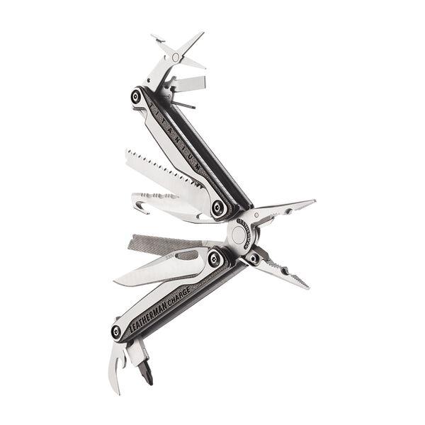 Das LEATHERMAN CHARGE TTI Titanium ist ein Multitool mit aufgeklappter Edelstahlzange, Messer, Feile und Schraubenzieher. Der Griff ist mit dem Produktnamen beschriftet und vor einem weißen Hintergrund abgebildet.