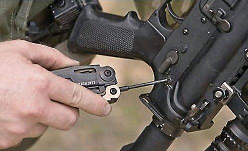 Eine Person benutzt das LEATHERMAN MUT® BLACK, ein Top-Militär-Multitool von LEATHERMAN, um eine Waffe zu reparieren und Wartungsarbeiten an einer Schusswaffe durchzuführen.