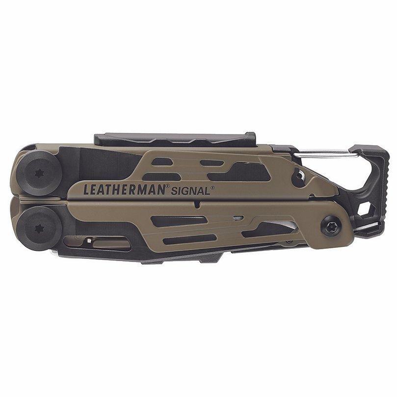Ein geschlossenes LEATHERMAN Signal-Multitool in mattem Oliv, Schwarz und Coyote Tan unterstreicht sein kompaktes, robustes Design mit der Marke LEATHERMAN und dem Modellnamen Signal gut sichtbar auf dem Griff.