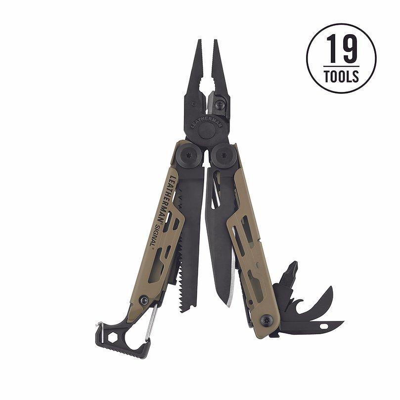 Das LEATHERMAN Signal Multitool ist aufgeklappt dargestellt und zeigt seine Zange, sein Messer, seine Säge, seinen Dosenöffner und vieles mehr mit coyotefarbenen Griffen. Ein kreisförmiges Etikett oben rechts hebt hervor, dass es 19 Werkzeuge enthält.