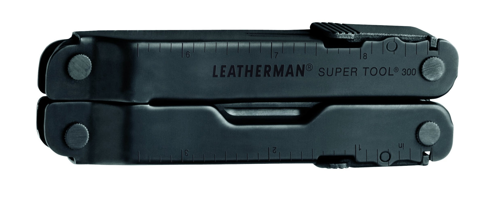 Ein geschlossenes LEATHERMAN Super Tool 300 EOD BLACK Multitool mit Messmarkierungen an den Seiten und dem eingravierten LEATHERMAN Markennamen auf dem Griff.