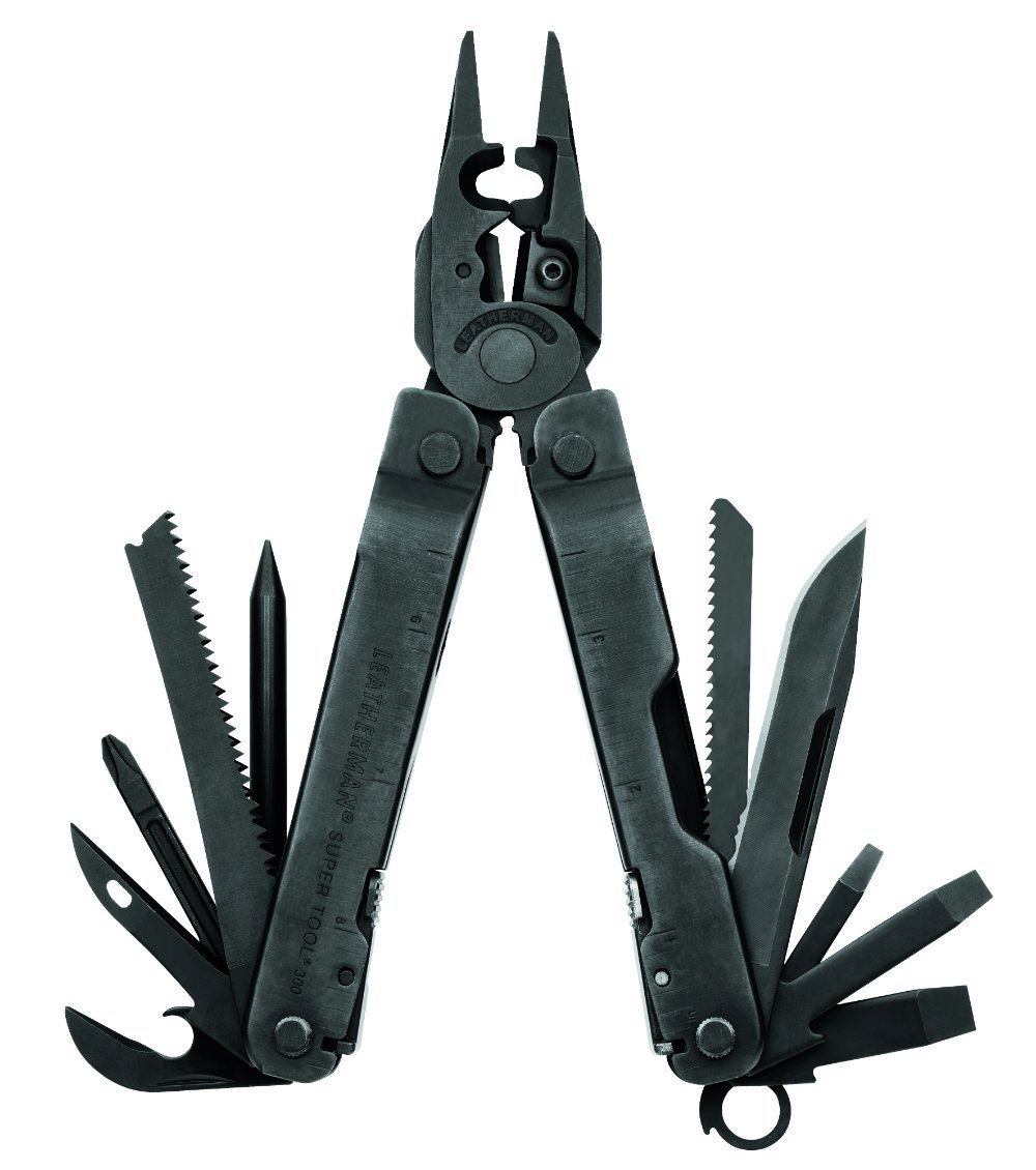 Das LEATHERMAN Super Tool 300 EOD BLACK Multitool ist vollständig aufgeklappt und zeigt seine Zangen, Messer, Sägen, Schraubendreher und EOD-Tools aufgefächert zur Schau.