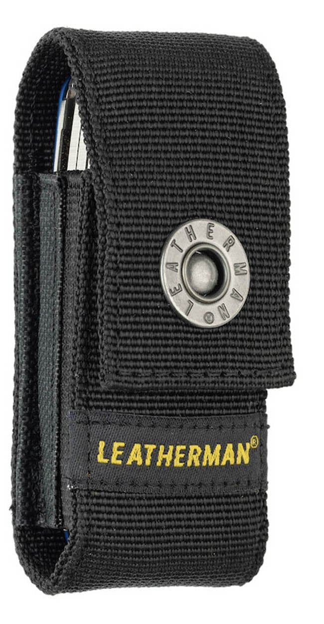 Eine schwarze Nylonhülle mit Metallschnappverschluss und gelbem LEATHERMAN-Logo, die Ihr LEATHERMAN WAVE PLUS Multitool schützt und hält.
