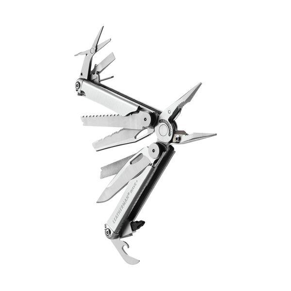 Das LEATHERMAN Leatherman WAVE PLUS Multitool in Silber ist auf weißem Hintergrund abgebildet, wobei mehrere Werkzeuge ausgefahren sind, darunter eine Zange, ein Drahtschneider, ein gezacktes Messer, eine Feile, eine Schere, ein Schlitzschraubendreher und ein Flaschenöffner.