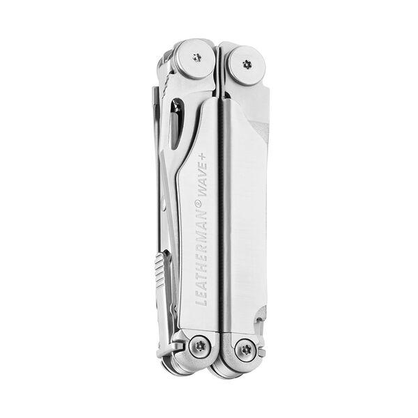 Ein geschlossener LEATHERMAN WAVE PLUS steht aufrecht auf weißem Grund und hebt sein kompaktes Design mit sichtbarem LEATHERMAN Branding und integriertem Drahtschneider an der Seite hervor.