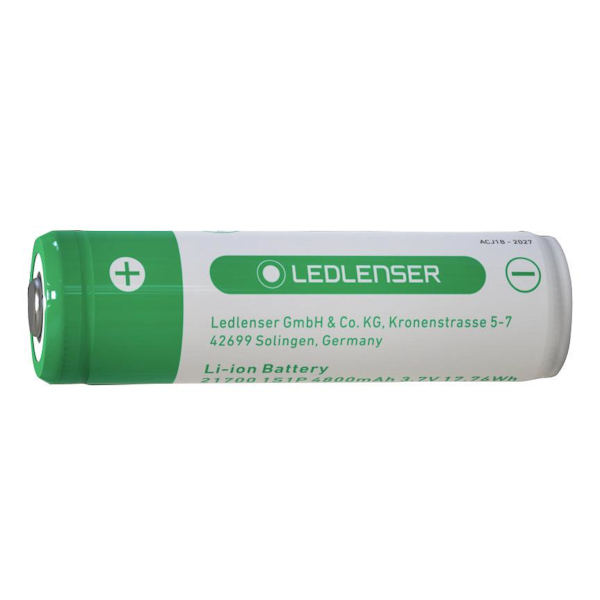 Der LEDLENSER Akku 21700 Li-Ion 4800mAh verfügt über ein grün-weißes Etikett mit Produktinformation, Firmenadresse und einem Pluszeichen am Pluspol - perfekt für Ihre LED-Taschenlampe.