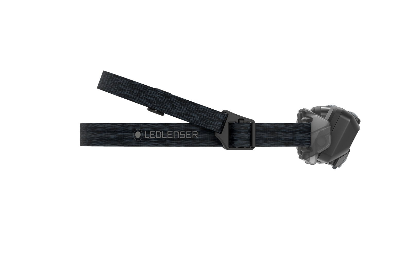Eine schwarze LEDLENSER HF6R Core-Stirnlampe mit verstellbarem Band und der Aufschrift "LEDLENSER" ist von der Seite auf weißem Hintergrund zu sehen und bietet bis zu 800 Lumen Helligkeit.