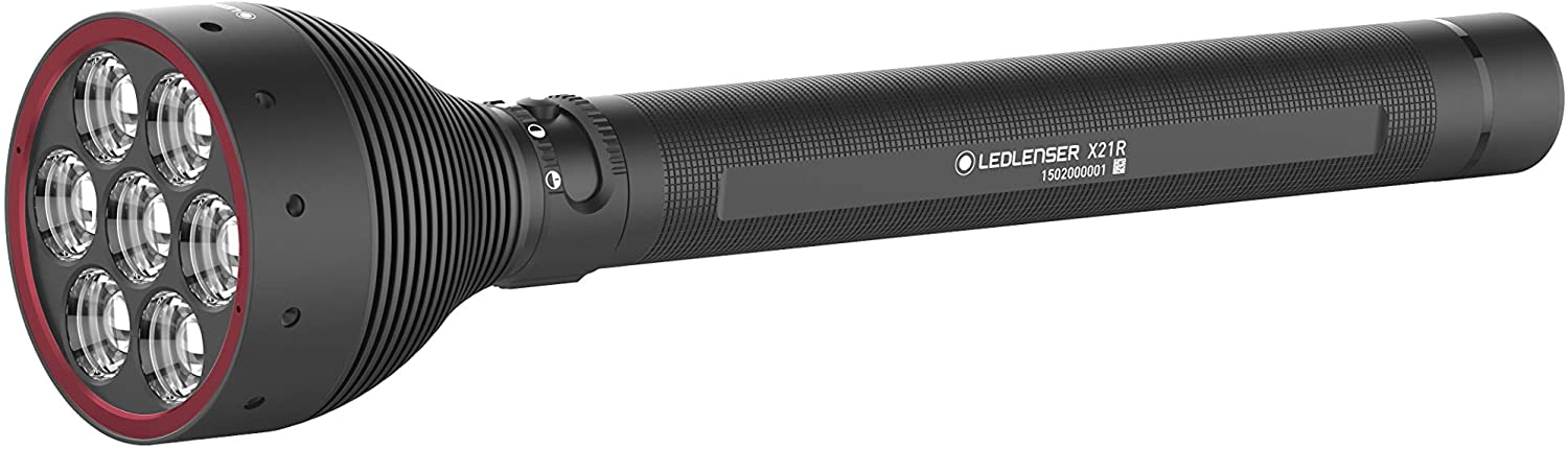 Die LEDLENSER Lampe X21R aus schwarzem Aluminium verfügt über sieben LED-Linsen auf einem großen Kopf mit rotem Ring, einen langen, strukturierten Griff und seitliche Bedienelemente - ideal für anspruchsvolle Anwendungen.