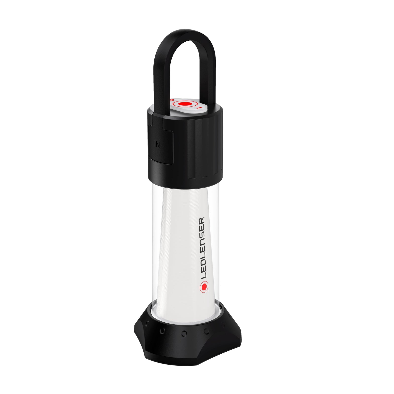 Die LEDLENSER ML6 Outdoor Camping Lampe ist eine tragbare Laterne mit schwarzem Griff und Sockel, klarem, zylindrischem Gehäuse, vertikalem LEDLENSER Schriftzug und rotem Einschaltknopf auf der Oberseite - perfekt für den Außeneinsatz.