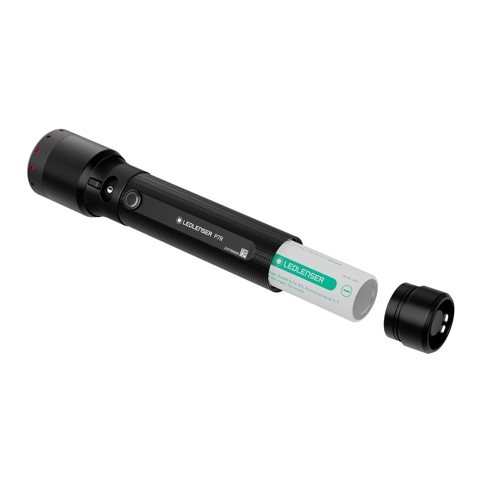 Abgebildet ist eine schwarze LEDLENSER Taschenlampe P7R mit geöffnetem Batteriefach, einem teilweise eingelegten zylindrischen Akku und der Endkappe daneben. Diese Taschenlampe liefert bis zu 2000 Lumen an Helligkeit.