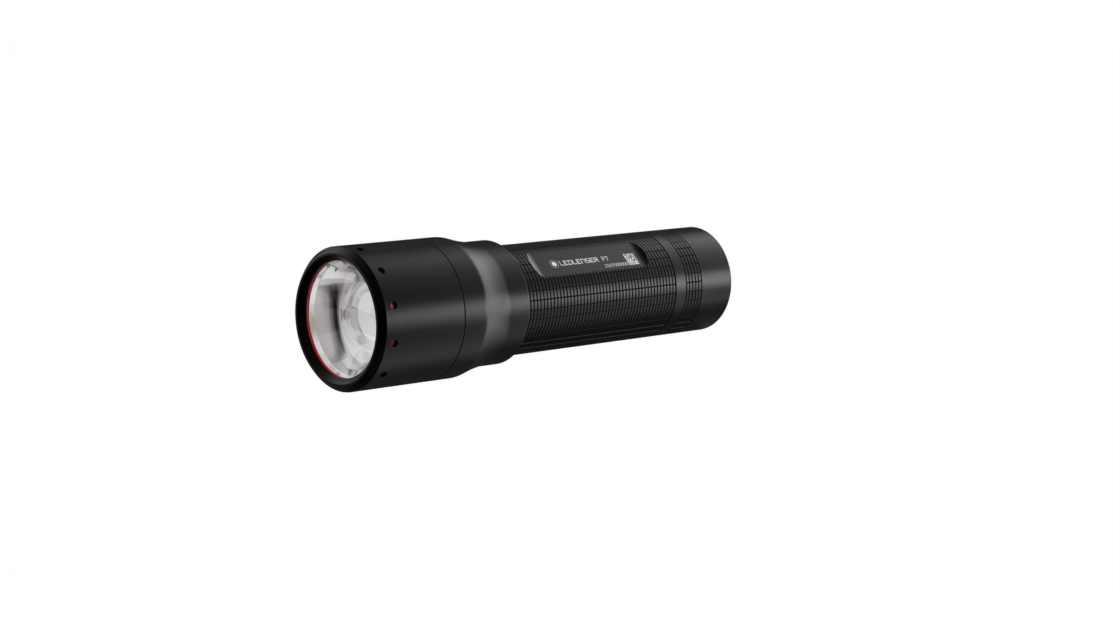 Die LEDLENSER Taschenlampe P7 aus schwarzem Aluminium verfügt über einen strukturierten Griff, einen rot akzentuierten Linsenrahmen und ein Advanced Focus System für einen starken Lichtstrahl, der auf weißem Hintergrund dargestellt ist.