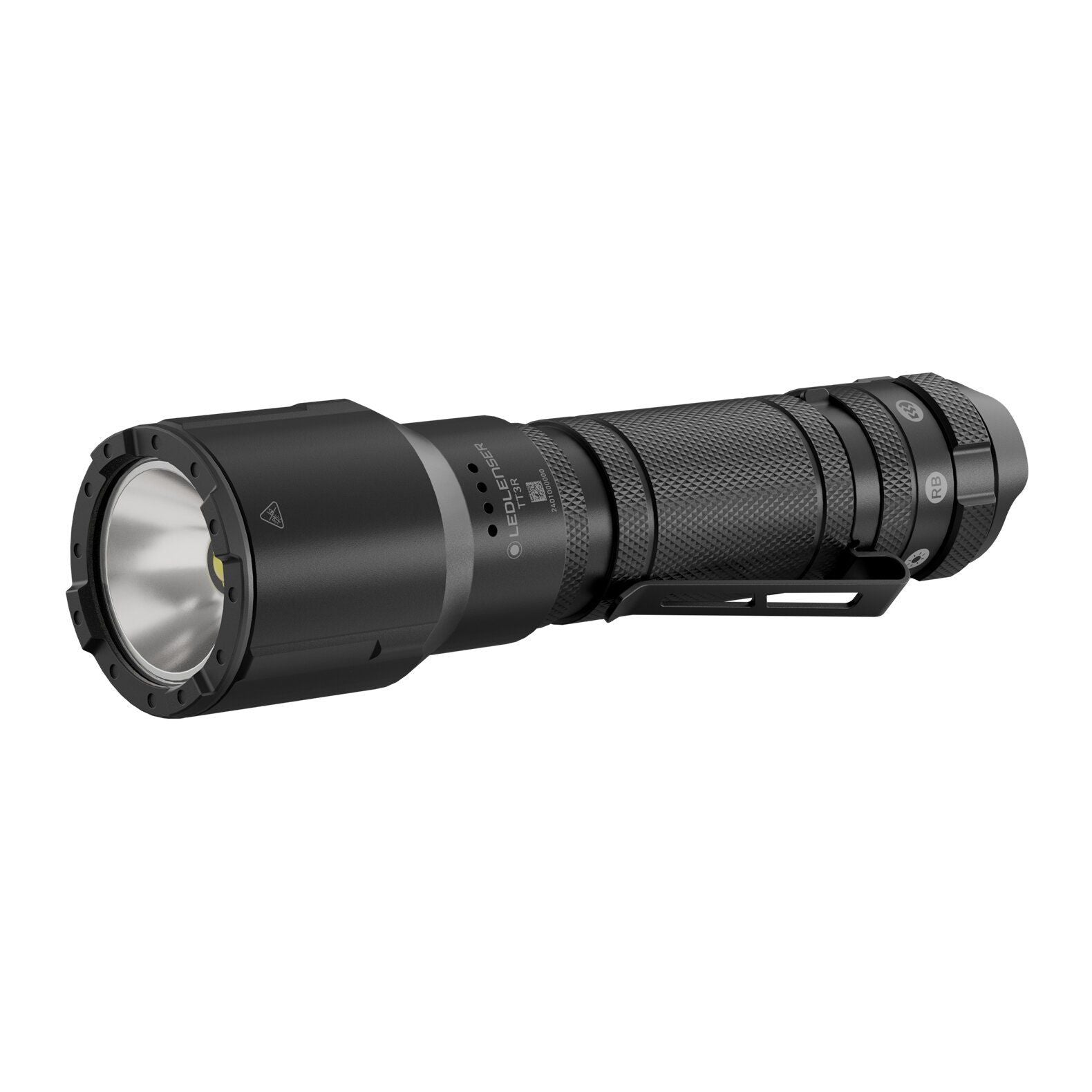Eine schwarze LEDLENSER Ledlenser Taschenlampe TT3R mit strukturiertem Griff, seitlichem Clip und Endknöpfen ist auf weißem Hintergrund abgewinkelt. Sie liefert bis zu 1900 Lumen Helligkeit.