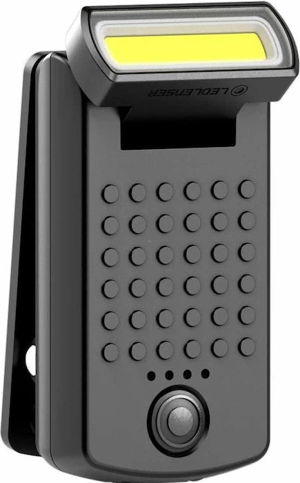Die LEDLENSER Ledlenser W1R Work ist eine schwarze, rechteckige LED-Arbeitslampe mit strukturierter Vorderseite, kreisförmigem Knopf unten in der Mitte, gelbem LED-Streifen oben, und ist wiederaufladbar (aufladbar).