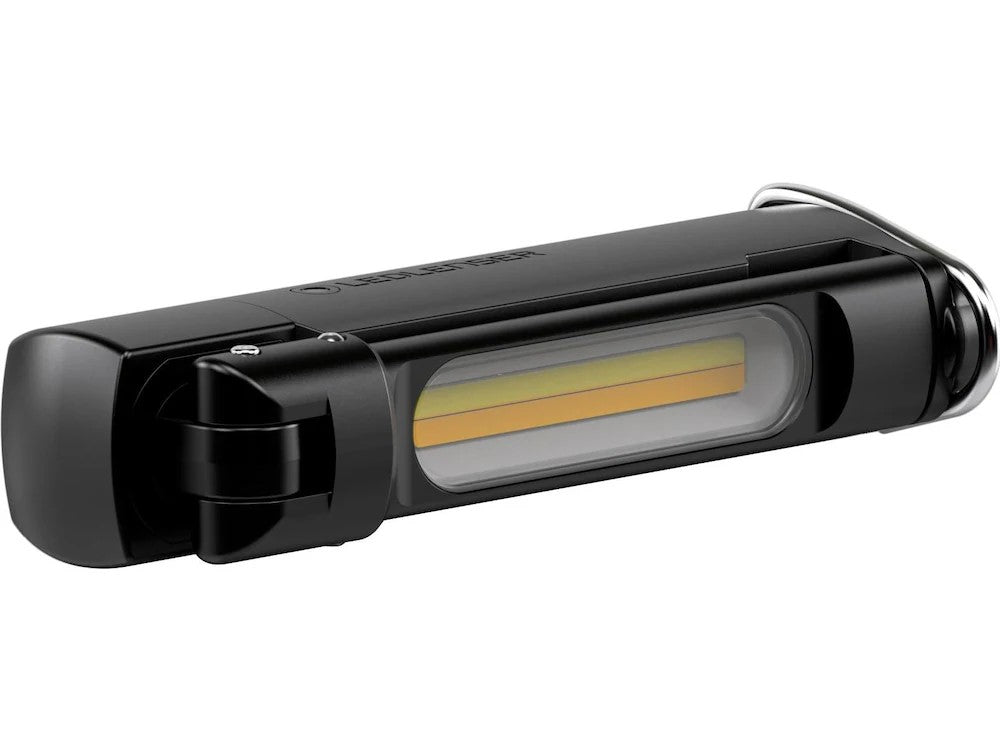 Die LEDLENSER Ledlenser W7R Work ist eine schwarze, rechteckige, tragbare LED-Arbeitsleuchte mit UV-Licht, einem eingebauten Haken zum Aufhängen, einer durchsichtigen Schutzhülle und einem freihändigen Design zum einfachen Tragen.