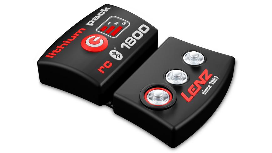 Das LENZ Lithium Pack rcB 1800 ist ein schwarzes, rechteckiges, wiederaufladbares Akkupack mit roten und weißen Tasten, Bluetooth-Symbol, LED-Anzeige und "LENZ since 1987" auf der rechten Seite. Kompatibel mit Lenz Heizmodellen für zusätzliche Vielseitigkeit.