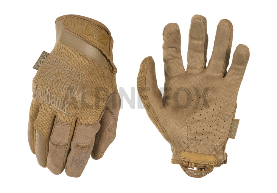 Ein Paar MECHANIX Handschuhe Specialty 0.5 Gen II in Coyote, einer mit gebrandetem Rücken, der andere mit perforierter AX-Suede Innenhand, auf weißem Hintergrund.