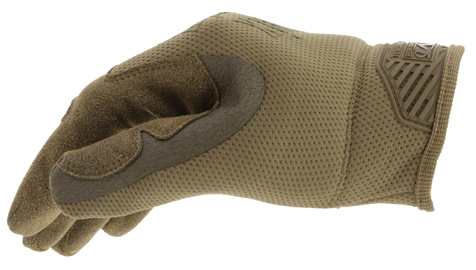 Eine Nahaufnahme des MECHANIX Handschuhs The Original Gen3 - Coyote an einer linken Hand. Hervorzuheben sind das strukturierte Gewebe und das verstärkte Material im Bereich des Daumens und der Handfläche.