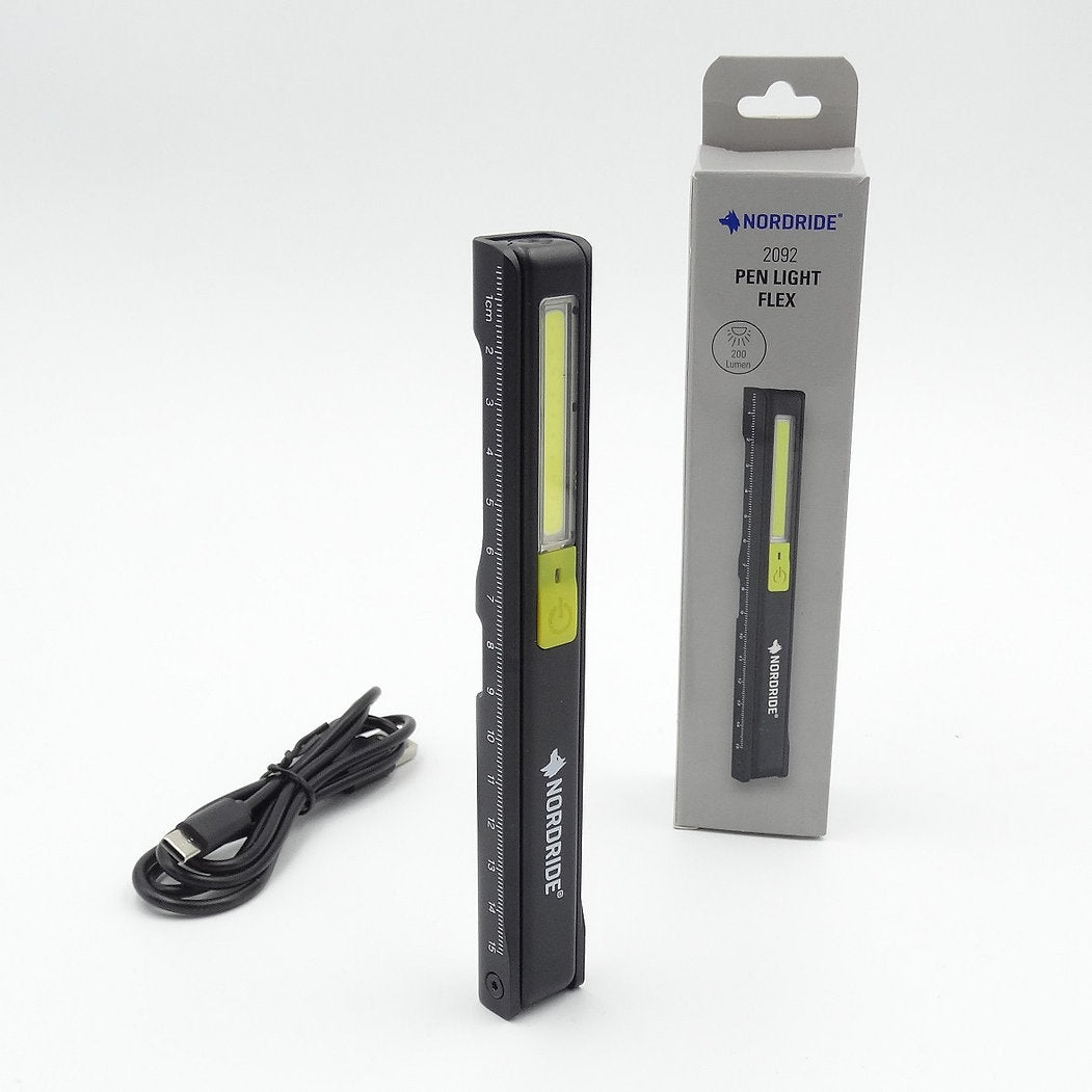 Eine schwarze NORDRIDE Nordride Arbeitslampe Pen Light Flex mit eingebautem Lineal, die aufrecht neben der Verpackung und dem USB-Ladekabel auf weißem Hintergrund abgebildet ist. Inklusive Magnetclip für freihändigen, flexiblen Einsatz.