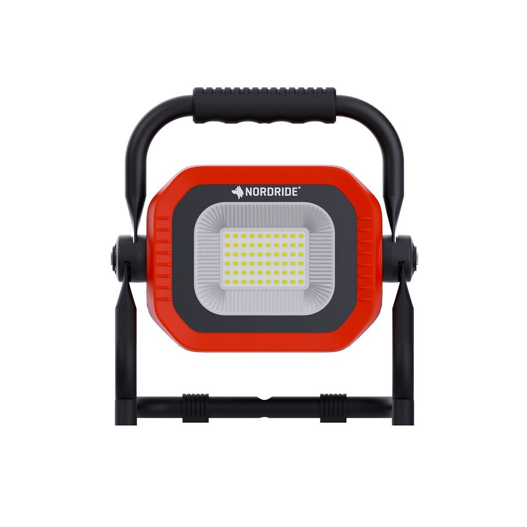 Frontansicht des Nordride Arbeitsstrahlers Sector 50W R, einer tragbaren LED-Arbeitsleuchte mit rot-schwarzem Rahmen, oberem Griff und NORDRIDE-Branding über der Leuchte - ideal für Baustellen.