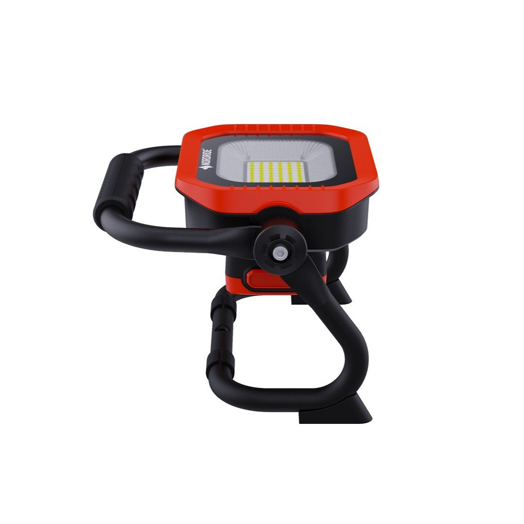 Der NORDRIDE Nordride Arbeitsstrahler Sector 50W R ist ein tragbarer, akkubetriebener LED-Arbeitsstrahler mit rotem Rahmen, schwarzem Griff und robustem Standfuß - ideal für Baustellen. Die rechteckige Leuchte hat mehrere LEDs hinter einer klaren Abdeckung.