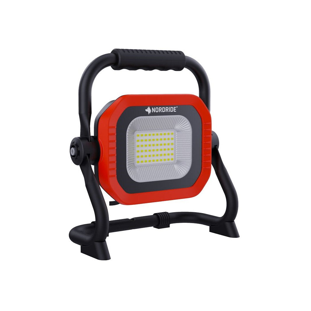 Der Nordride Arbeitsstrahler Sector 60W 4000K ist eine tragbare LED-Arbeitsleuchte mit einem rot-schwarzen Rahmen, einem oberen Griff, einem verstellbaren Ständer und dem NORDRIDE-Markennamen über dem Leuchtfeld.
