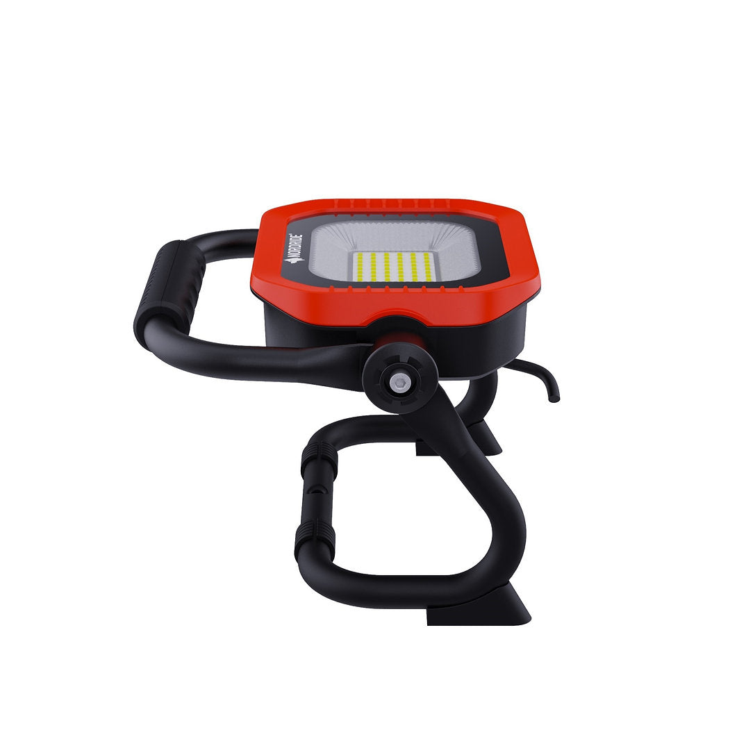 Der NORDRIDE Nordride Arbeitsstrahler Sector 60W 4000K ist eine tragbare LED-Arbeitsleuchte mit einem rot-schwarzen Gehäuse, einem stabilen Griff und einem verstellbaren Ständer zur einfachen Positionierung.