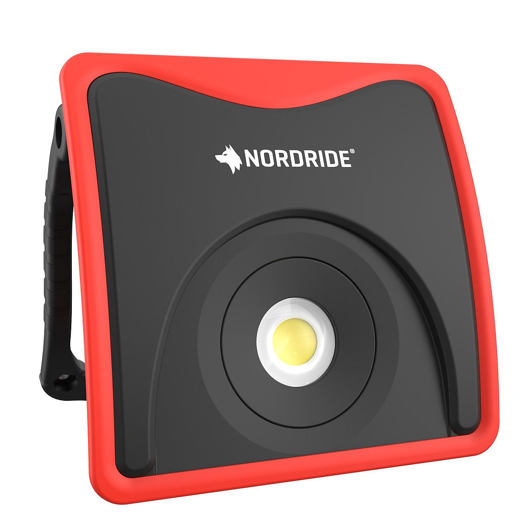 Der NORDRIDE Arbeitsstrahler Slim Power 20W ist eine tragbare LED-Arbeitsleuchte mit schwarz-rotem Rahmen, zentralem Rundlicht, seitlichem Griff und NORDRIDE-Logo. Perfekt als wiederaufladbarer Arbeitsstrahler für vielseitige Einsätze.