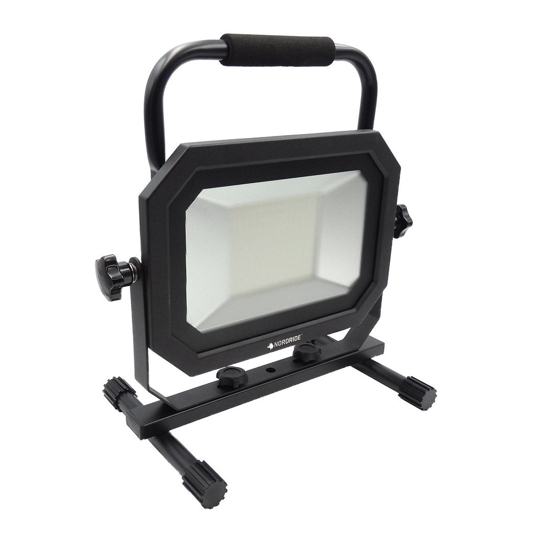 Der NORDRIDE Baustrahler Sector 100W IP65 ist eine tragbare LED-Arbeitsleuchte mit rechteckigem Rahmen, verstellbaren Knöpfen, Schaumstoffgriff, stabilem Standfuß mit vier Gummifüßen und leistungsstarker Beleuchtung für jede Baustelle.