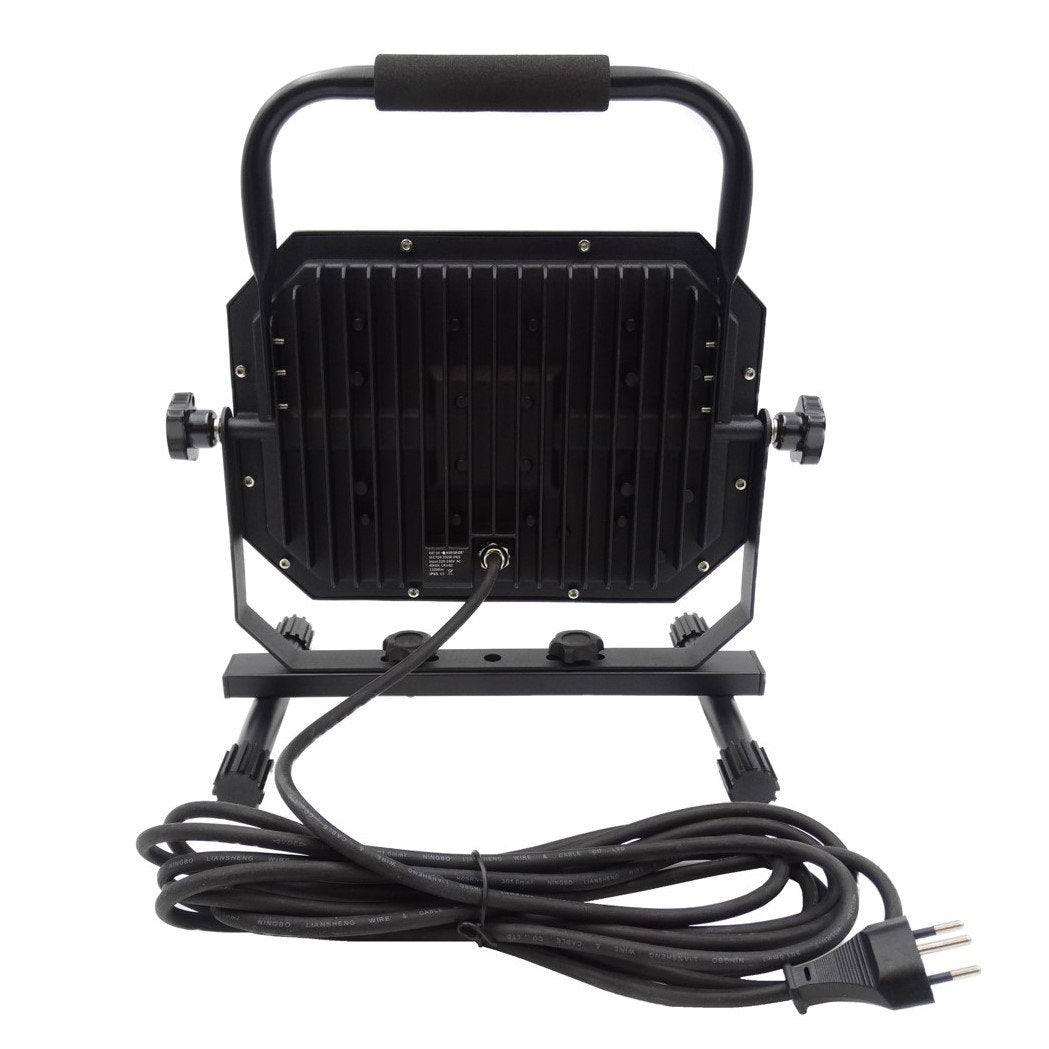 Der Nordride Baustrahler Sector 100W IP65 von NORDRIDE wird von der Rückseite gezeigt. Hervorzuheben sind der Kühlkörper, der Griff, die verstellbaren Seitenknöpfe und ein langes, gewickeltes Netzkabel mit einem dreipoligen Stecker.